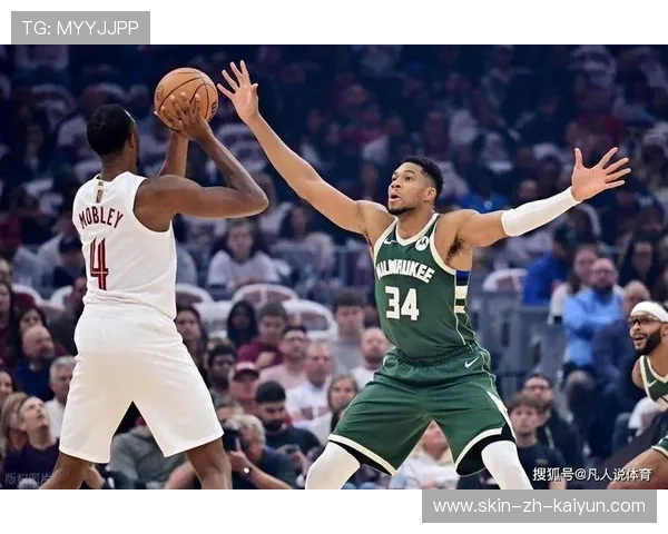 字母哥空中接力补篮，雄鹿篮下火力稳固